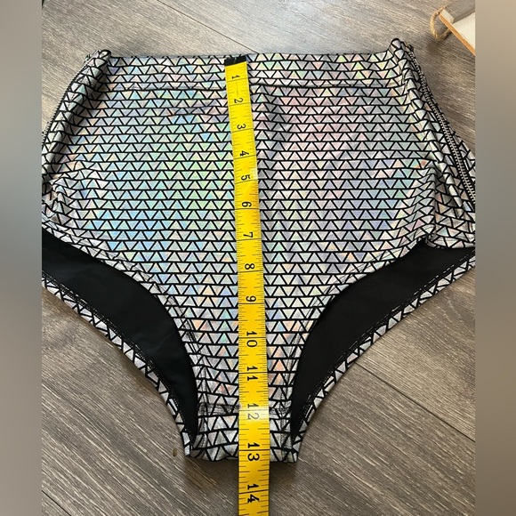 Sea Dragon Studio Holographic Prismatic Geometric Zipper Rave Shorts. Size M - Picture 11 of 13